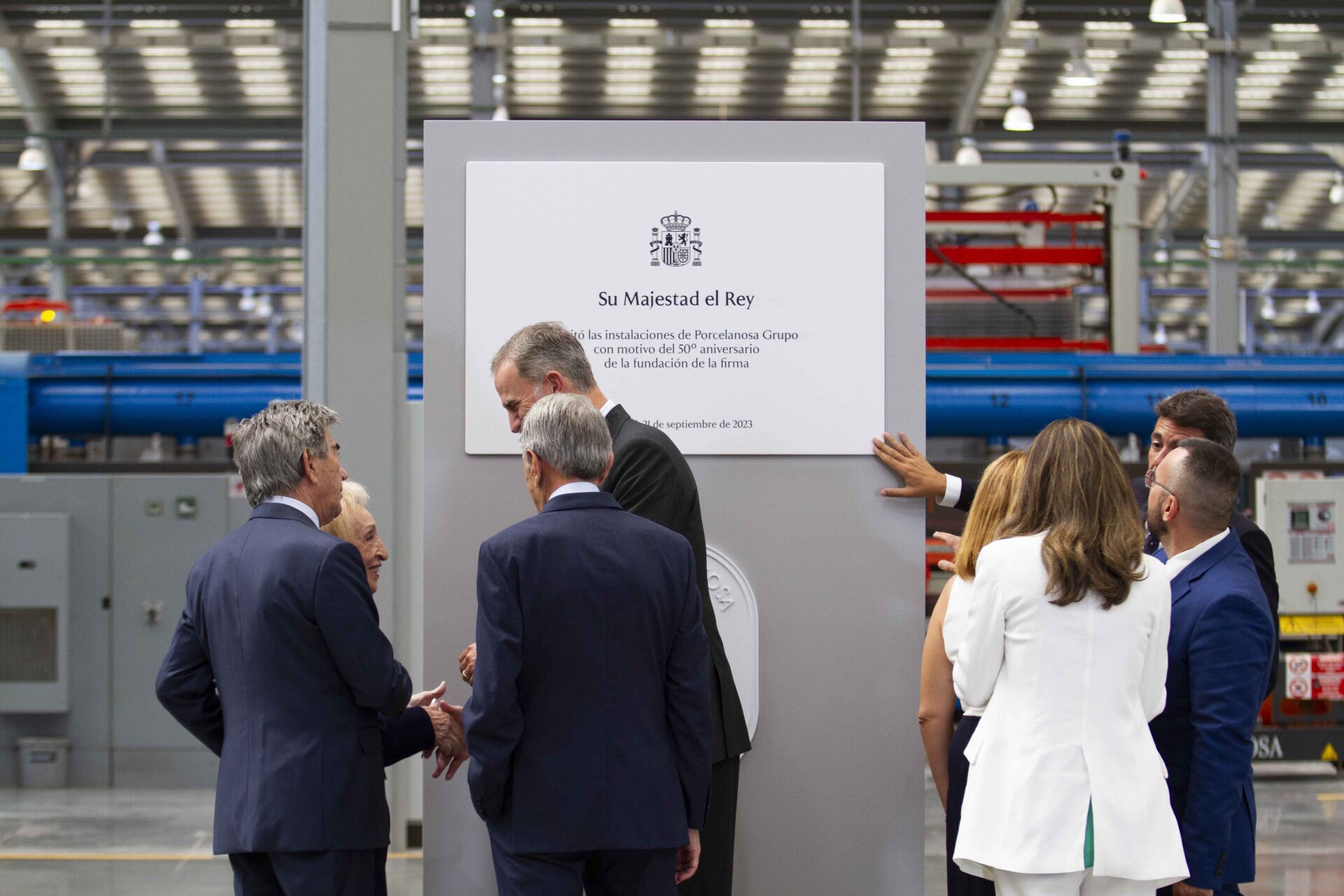 El rey, junto a los fundadores, durante un momento de la inauguración de la placa conmemorativa.