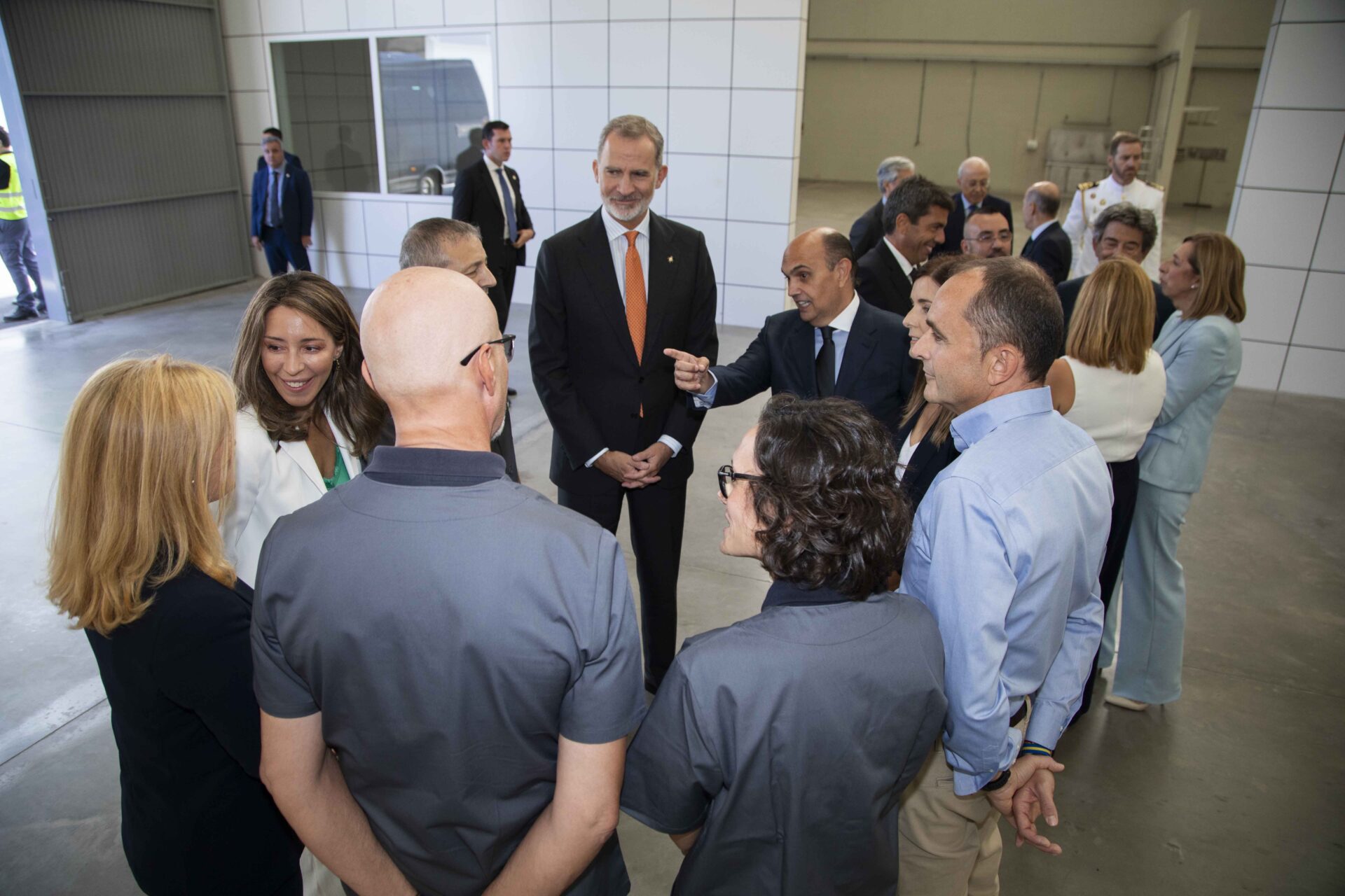 El rey y Silvestre Segarra, Vicepresidente de Porcelanosa, conversan con el Comité de Empresa de Porcelanosa.