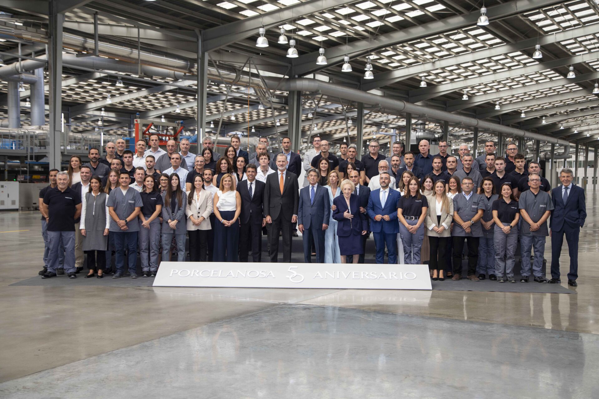 Fotografía realizada junto a una representación del equipo humano de Porcelanosa.