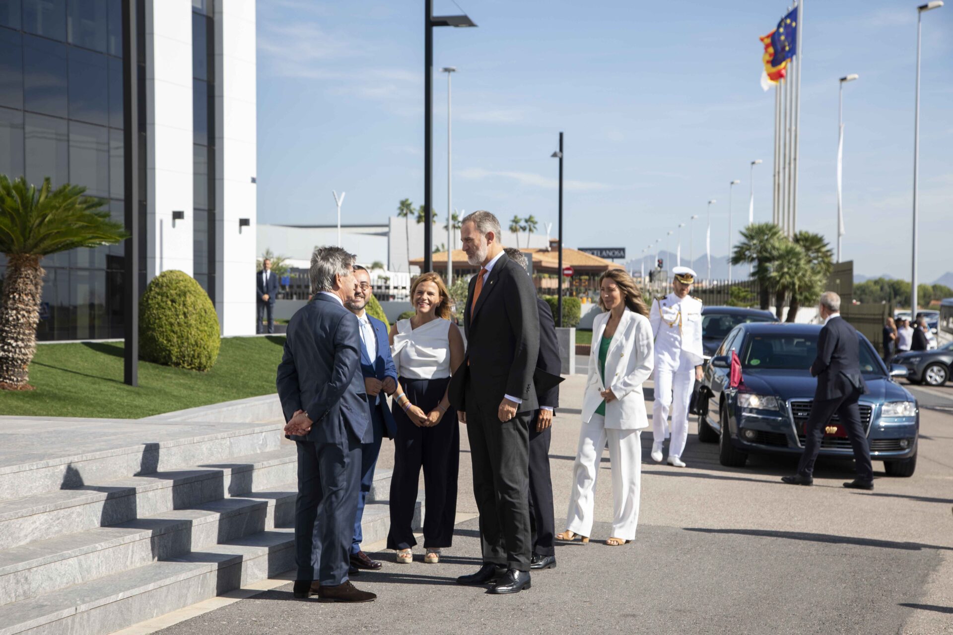 Héctor Colonques, Presidente de Porcelanosa, recibe a su majestad.