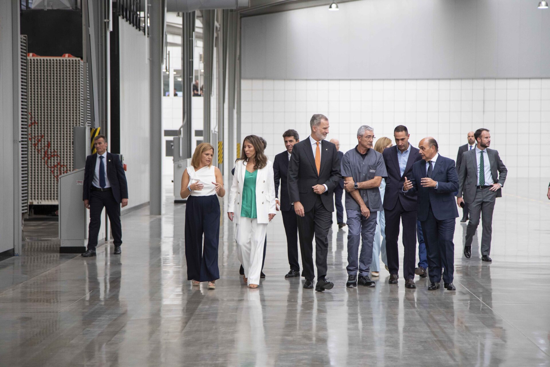 La comitiva recorre la planta de producción más grande de Porcelanosa.