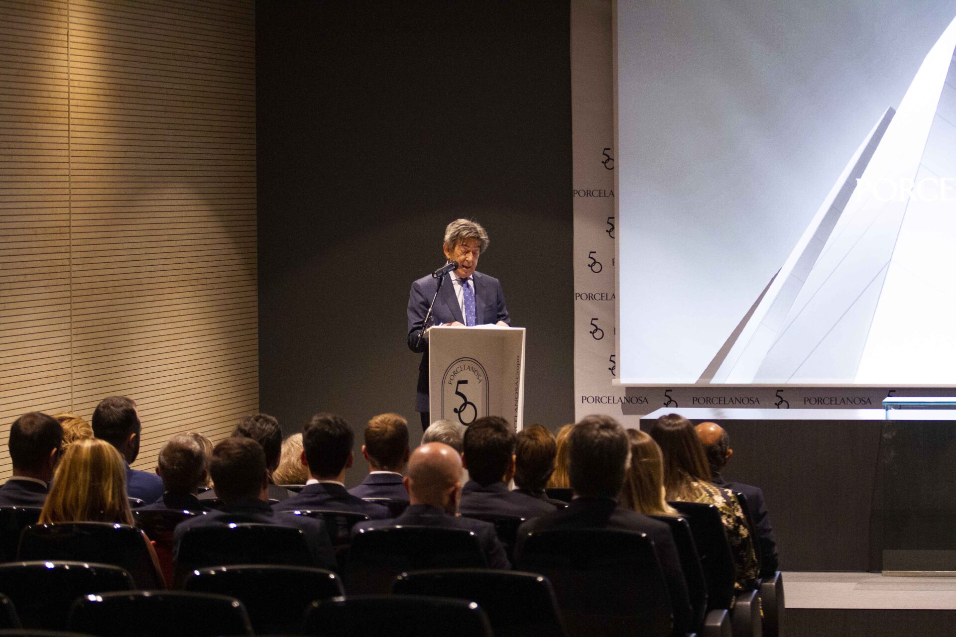 Parlamento de Héctor Colonques durante el acto realizado en la visita del rey a Porcelanosa.