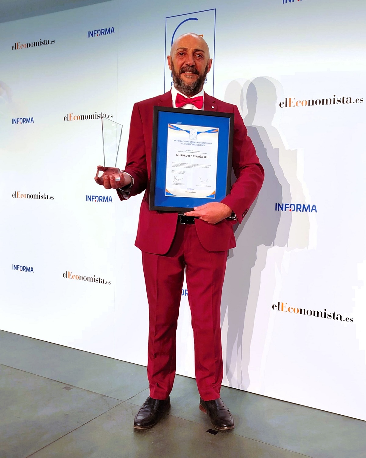 Sebastián Torres con el premio CIEGE