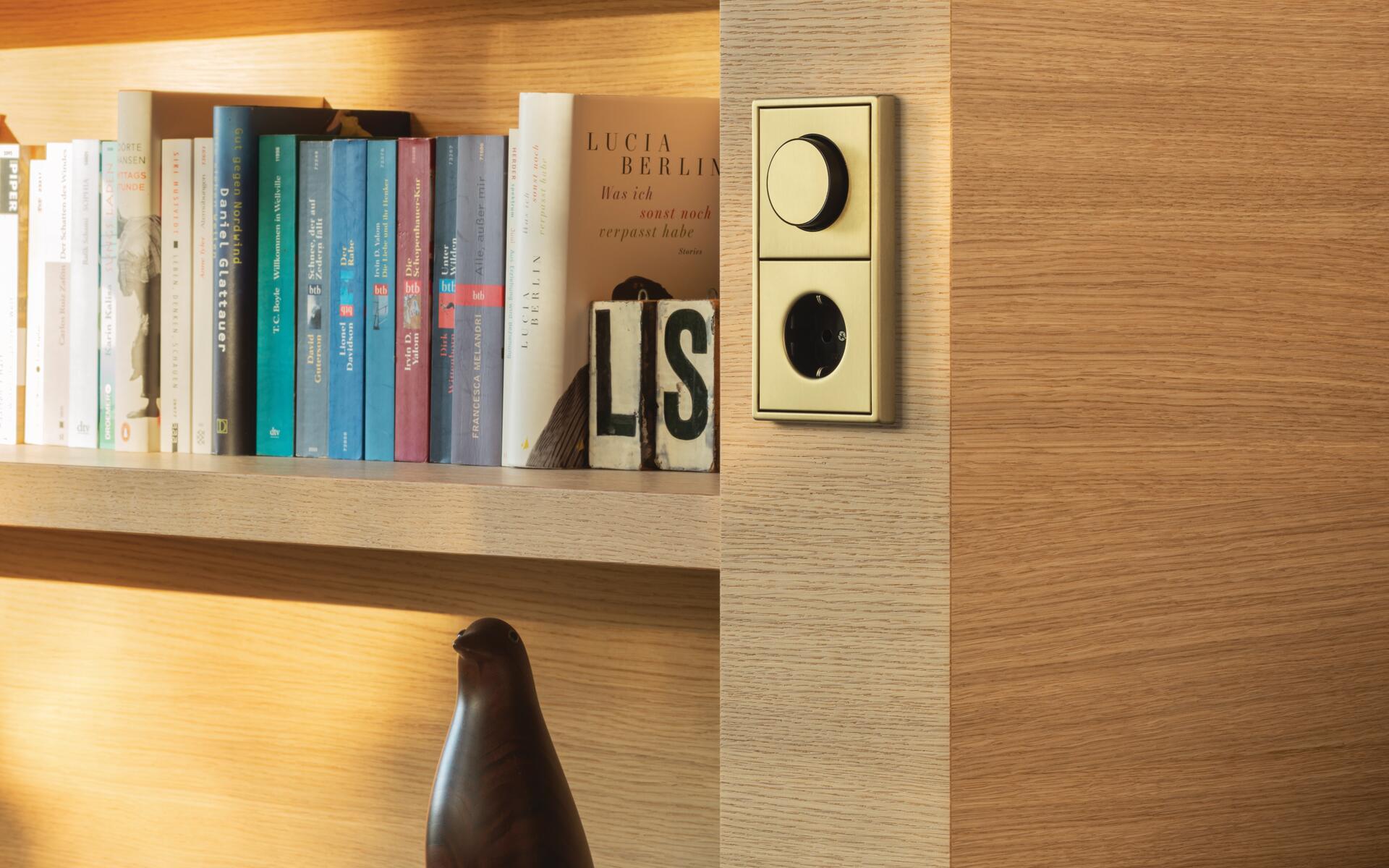 JUNG_AMBI_Wesel_LS990_rotary_dimmer_messing_classic_CMYK